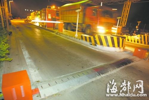 部门设卡查超载，频有货车冲关(资料图)