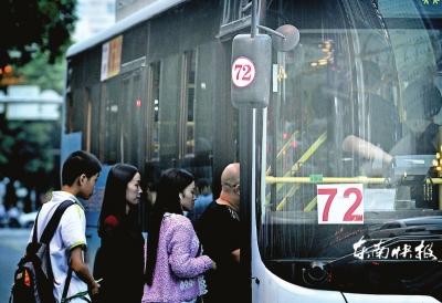 榕40多路公交后视镜贴线路标志 避免乘客来回跑
