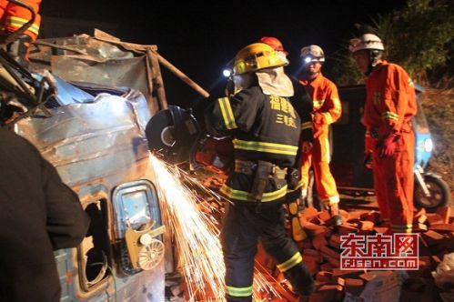 消防官兵现场施救