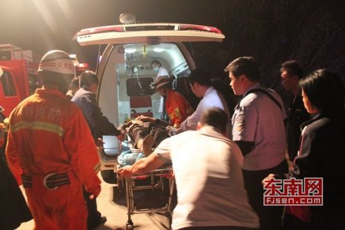 被困司机被安全救出，送医院救治