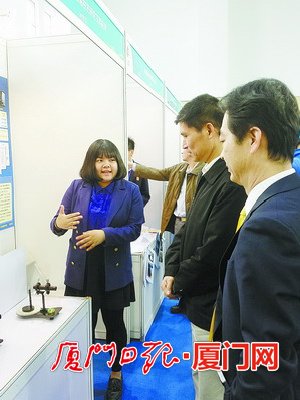 陈姚佳向专家介绍她的发明