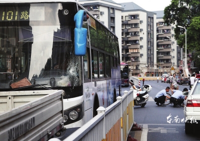 民警正在检查死者遗体，肇事公交车停在路中间