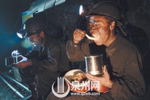 放完炮后，龙师傅和工友利用硝烟消去的时间稍作休息、吃中餐。