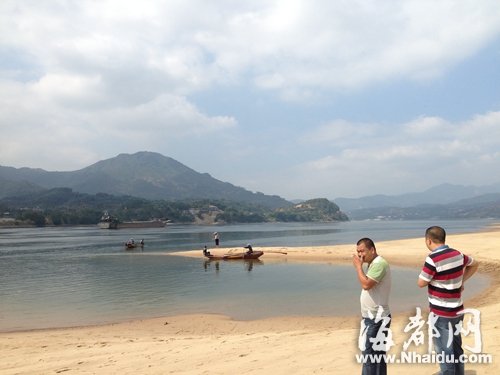 两艘小木船在江面上来回行驶，试图找到失踪少年