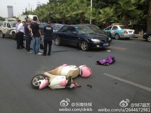 福州江滨路：小车撞飞电动车