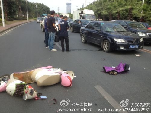 福州江滨路：小车撞飞电动车~·