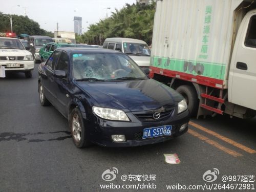 福州江滨路：小车撞飞电动车~