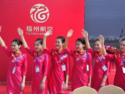 女乘务员穿着大红色的旗袍