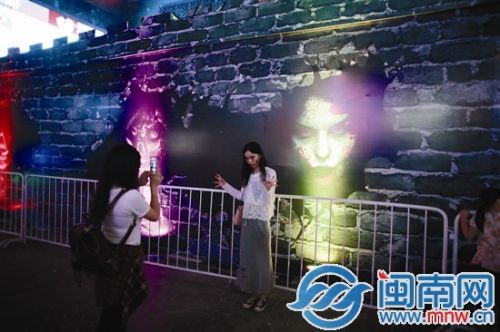 领Show天地聚集大量来过万圣节的市民