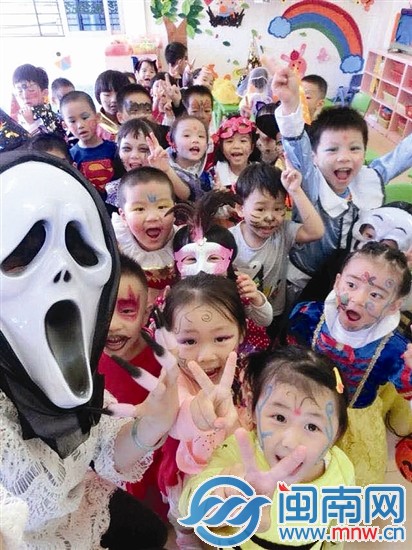 东湖幼儿园老师带着孩子们过万圣节