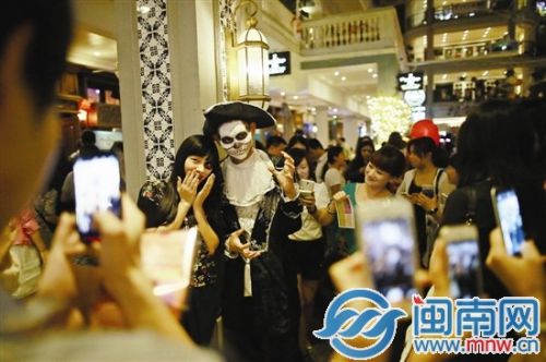 昨晚，泉州市区领Show天地万圣节狂欢夜，一女子和表演者合影引围观