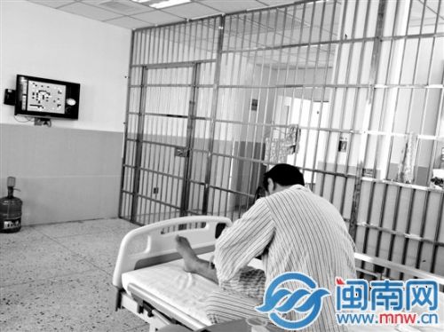李某新的腿已基本痊愈，大多时候，他在病房里看电视