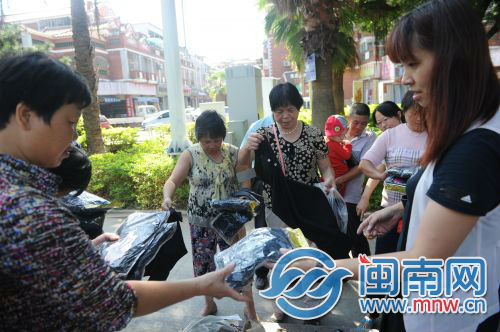 互助会为厝边免费发放衣物