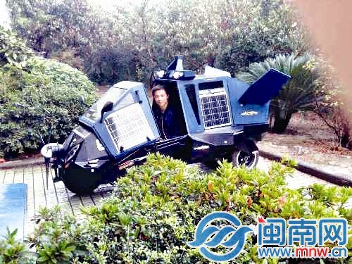 陆新田坐在他的&ldquo;神车&rdquo;里