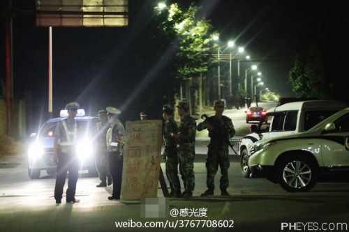 大批武警荷枪实弹巡逻