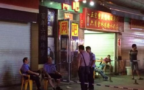 警方在事发网吧外拉起警戒线。