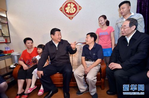 习近平来到军门社区居民邱沛霖家中，和他们一家人拉家常