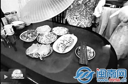 邱沛霖的爱人掀开饭罩，让总书记看看丰盛的晚餐