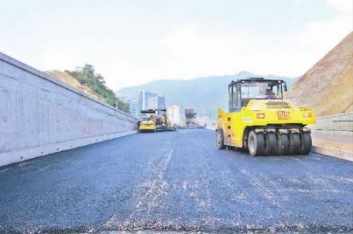三沙快速通道开始路面沥青摊铺 预计11月底通车