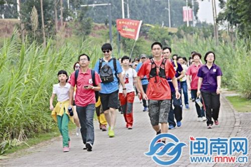 带着轻松的心情，大伙儿出发了