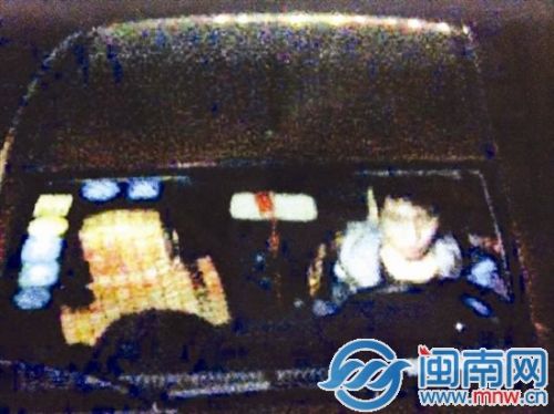 雷某抢了车，逃离现场（监控视频截图）