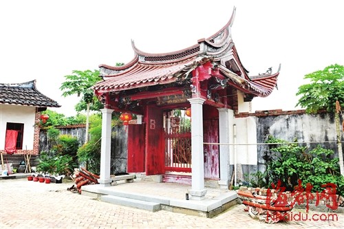 吴公庙院门上两角飞檐损坏掉落