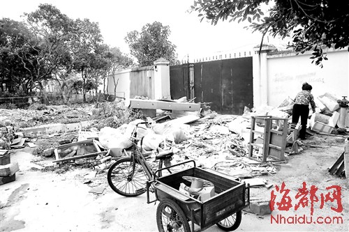 物业在菜园旁边堆垃圾