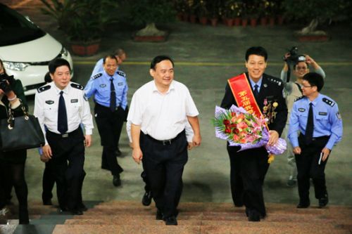 昨日，陈文荣（前排右一）载誉归来，泉州市副市长、市公安局局长卢炳椿（（前排左一））迎接
