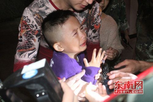 男孩手指被钢圈&ldquo;咬住&rdquo;