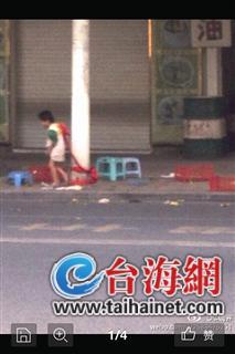 ▲一个小男孩被绑在电线杆上（读者手机远距所拍，清晰度较差）