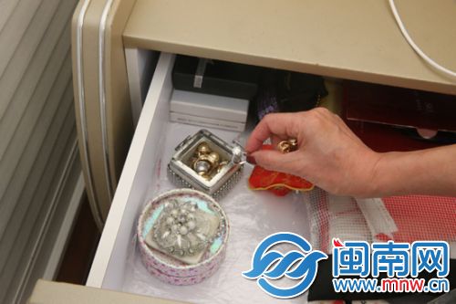 吴女士将戒指放在床头柜里面的一个首饰盒里