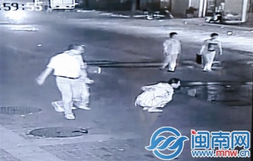 女子中弹倒下瞬间，路人还不知道发生什么事（监控视频截图）