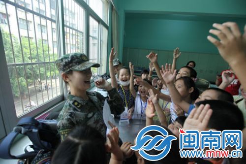 今年8月的小记者活动中，小记者积极向医生提问(资料图)