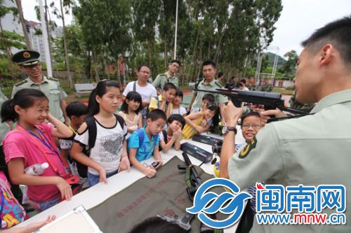 今年8月，小记者们看到边防民警展示的真刀实枪(资料图)