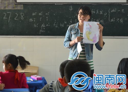 许老师收到班上学生的“美人鱼”赠画