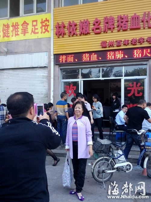 不少专程来吃猪血捞化的顾客在店门前拍照留念