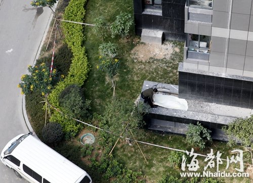 陈依伯坠落在一楼的这个平台上