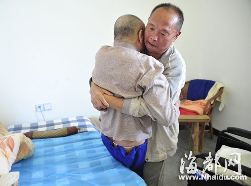怕父亲久躺不好，邓振福每天都要把父亲抱上抱下换姿势