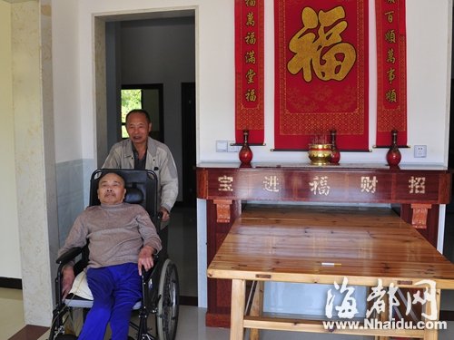 邓振福推着父亲晒太阳