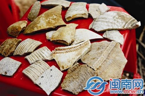 考古人员挖掘出许多陶瓷碎片