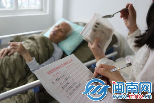 护士详细记录老人的生活习惯