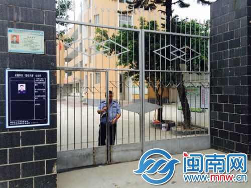 ▶涉事学校大门紧闭，已恢复教学秩序