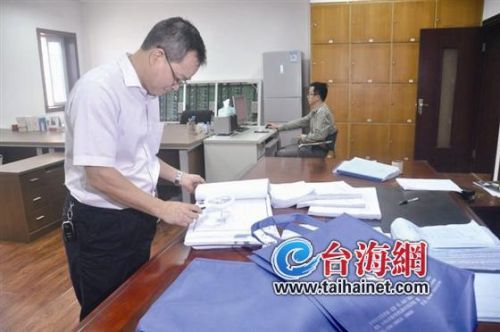 ◆审图师正在认真地审图