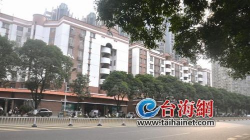 ▲由城投支部牵头组织实施的胜利路立面整治一角