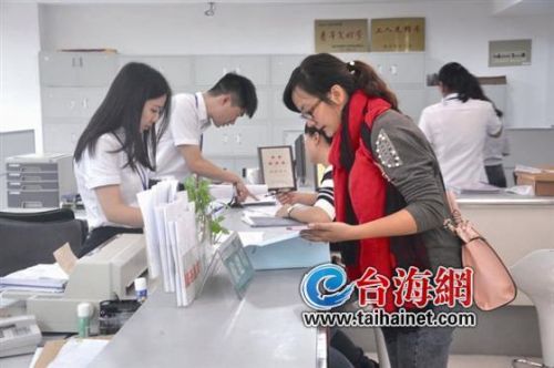 ▲在市住建局窗口，工作人员热心接待前来办事的群众