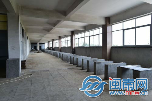 东海海星小区2号楼与6号楼之间的框架层已搭建起摊位