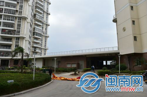 楼宇间的框架层内原本配有绿化,如今已被清除