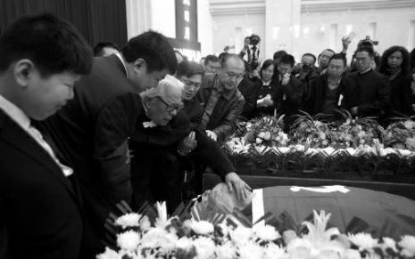 11月7日，告别仪式现场，亲友在送别老人。