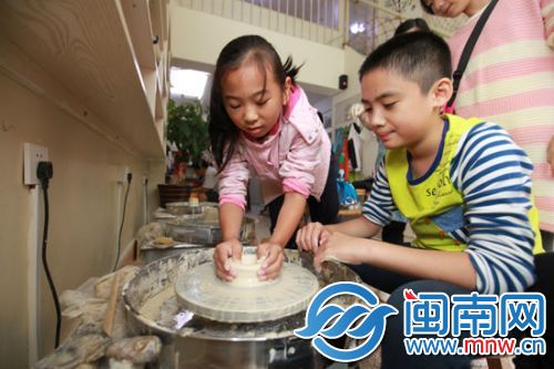 小记者一起交流做陶艺