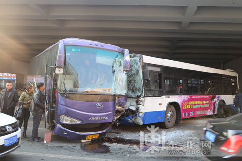 哈尔滨发生5车连续相撞交通事故